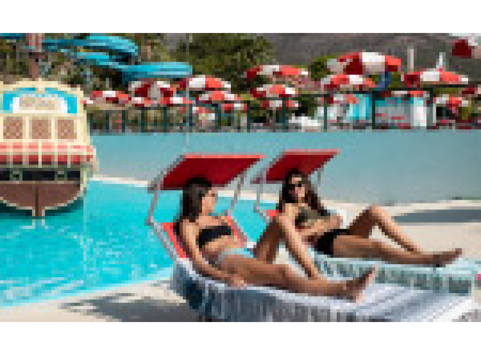 Umbrella + 2 sunbeds/deckchairs